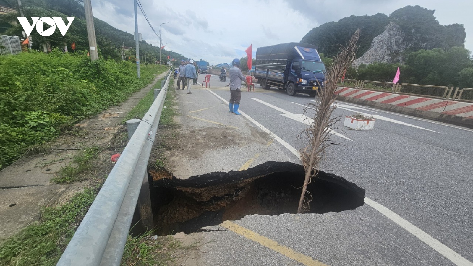 Liên tiếp xuất hiện các hố sụt lún trên Quốc lộ 18 tại Quảng Ninh