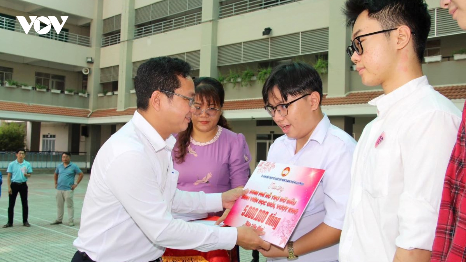 Học bổng Nguyễn Hữu Thọ cùng sinh viên, học sinh nghèo vượt khó