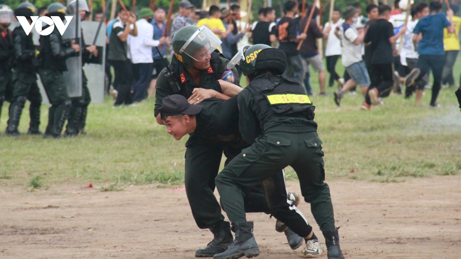 Cán bộ quy hoạch Trung ương khóa XIV thực địa tình huống giải tán đám đông