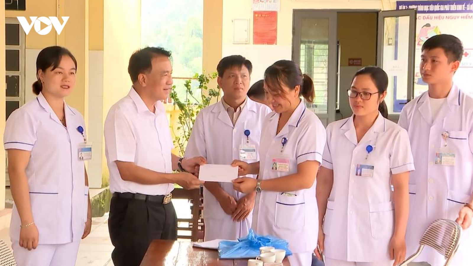 Lập trạm y tế lưu động tại tâm lũ Mường Pồn, Điện Biên