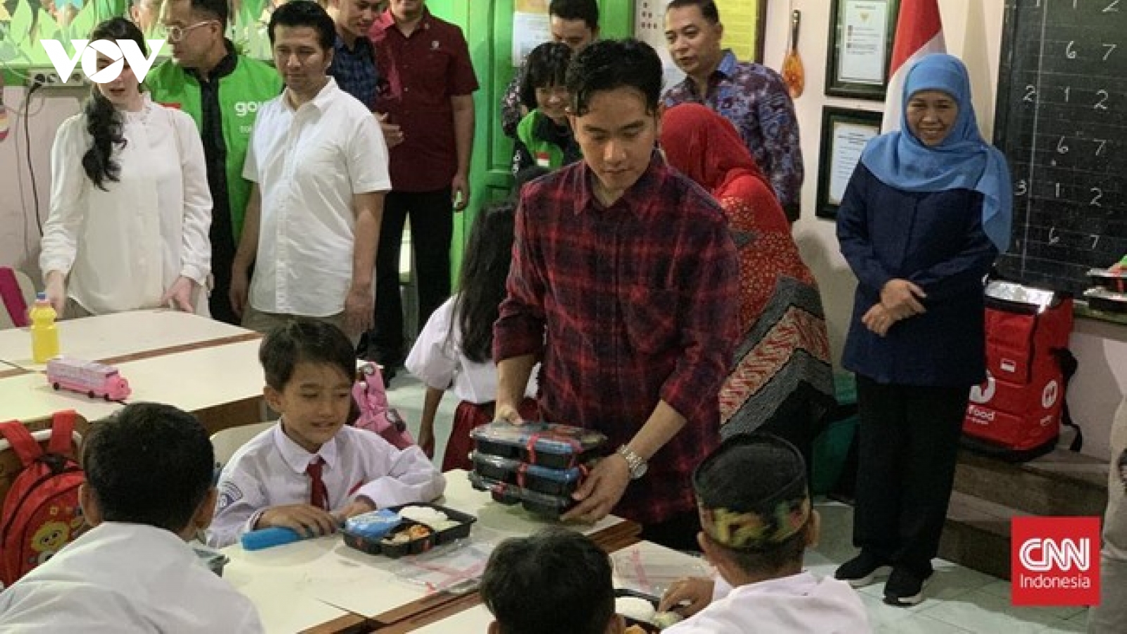 Bữa ăn miễn phí thử nghiệm cho học sinh Indonesia có gì?
