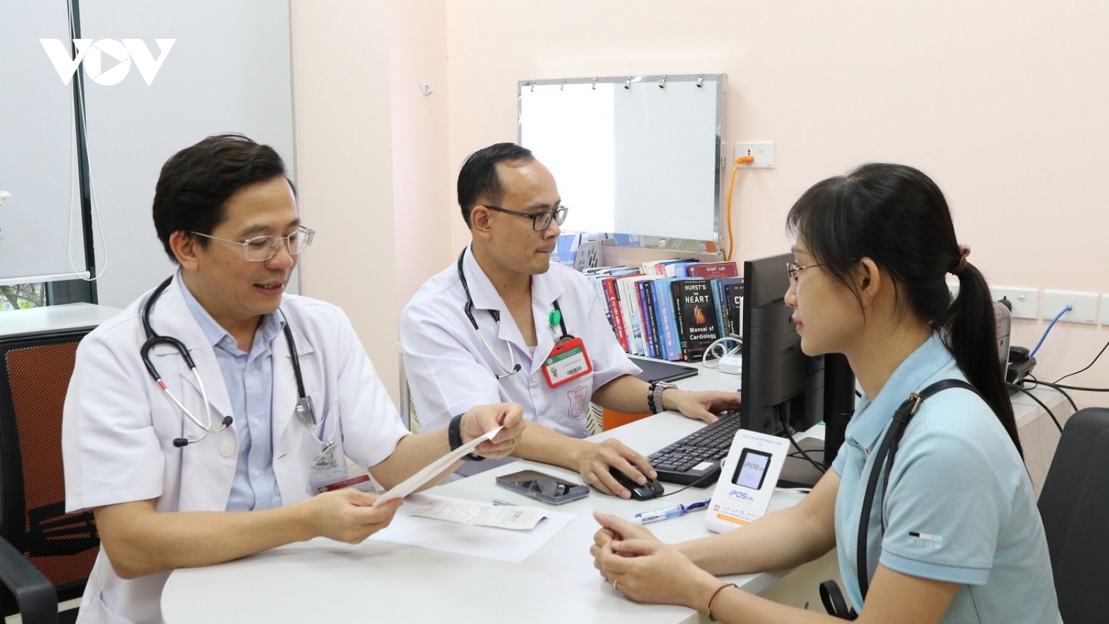 Đông bệnh nhân khám bệnh ngoài giờ hành chính tại Bệnh viện Bạch Mai