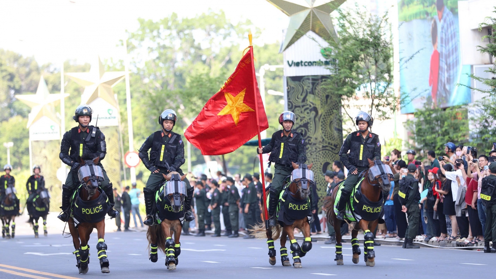 Đã mắt với màn biểu diễn kỵ binh trên đường phố TP.HCM