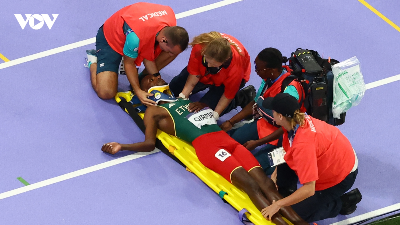 Kỷ lục gia thế giới bất tỉnh sau cú ngã kinh hoàng ở Olympic Paris 2024