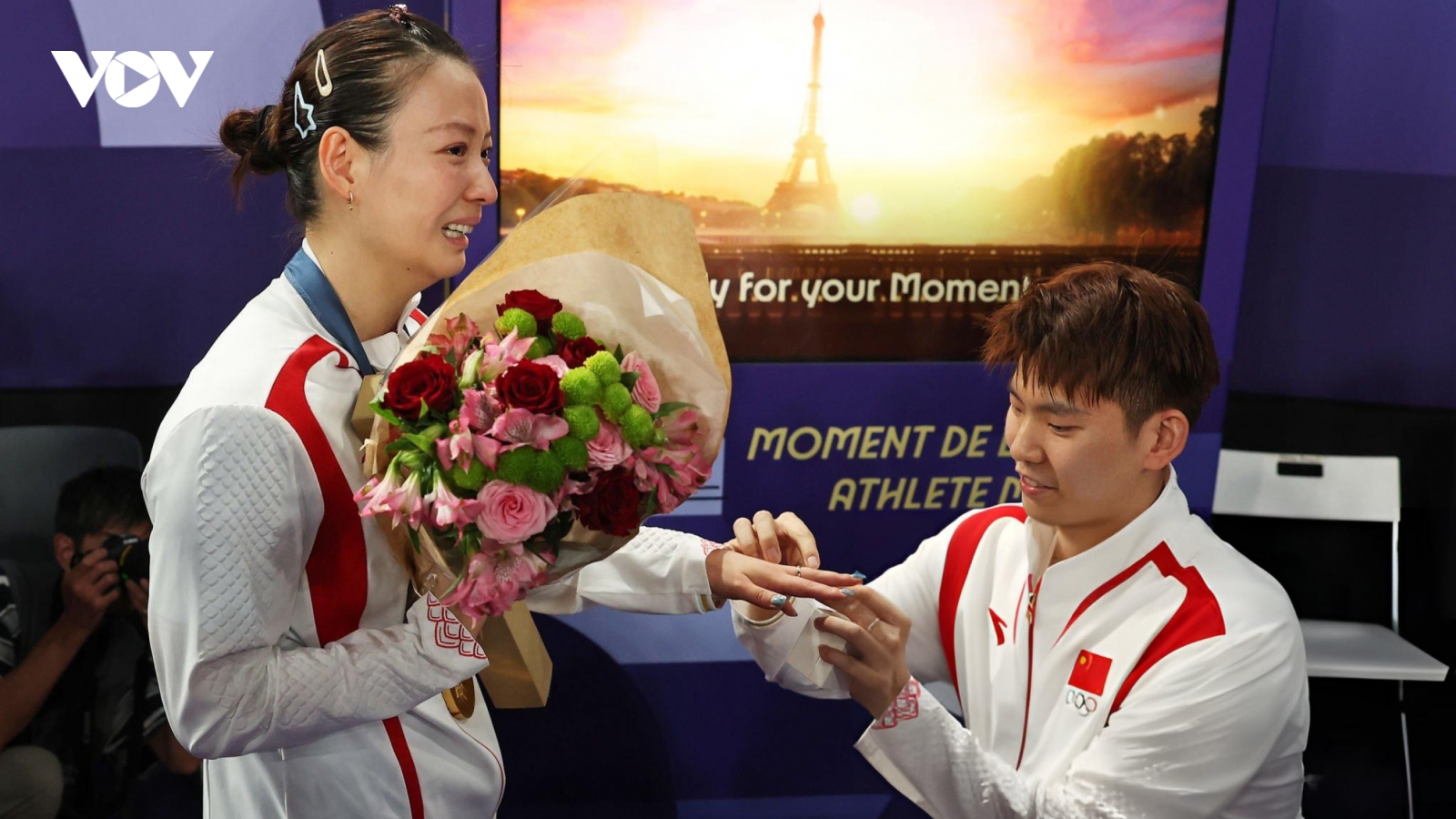 Vừa giành HCV Olympic, nữ VĐV Trung Quốc được cầu hôn bằng nhẫn kim cương