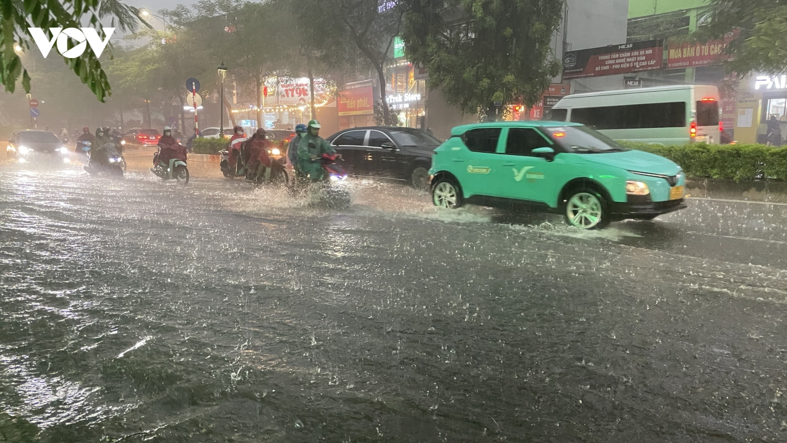 Thời tiết hôm nay 15/8: Bắc Bộ có mưa rào, có nơi mưa rất to