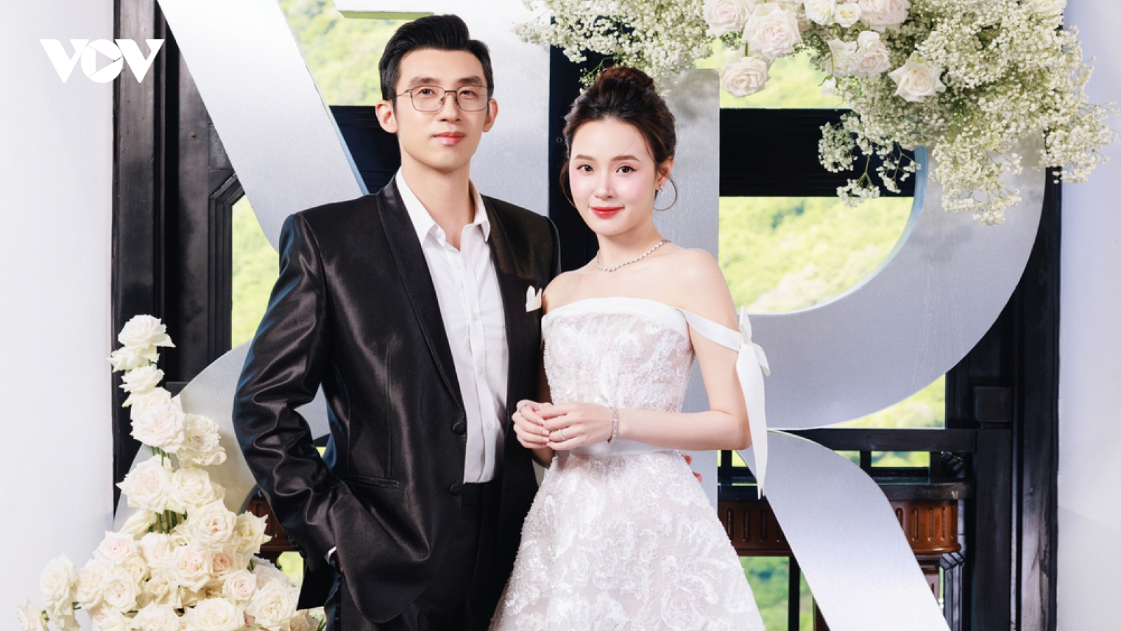 Vợ chồng Midu tình tứ đi xem show Chung Thanh Phong