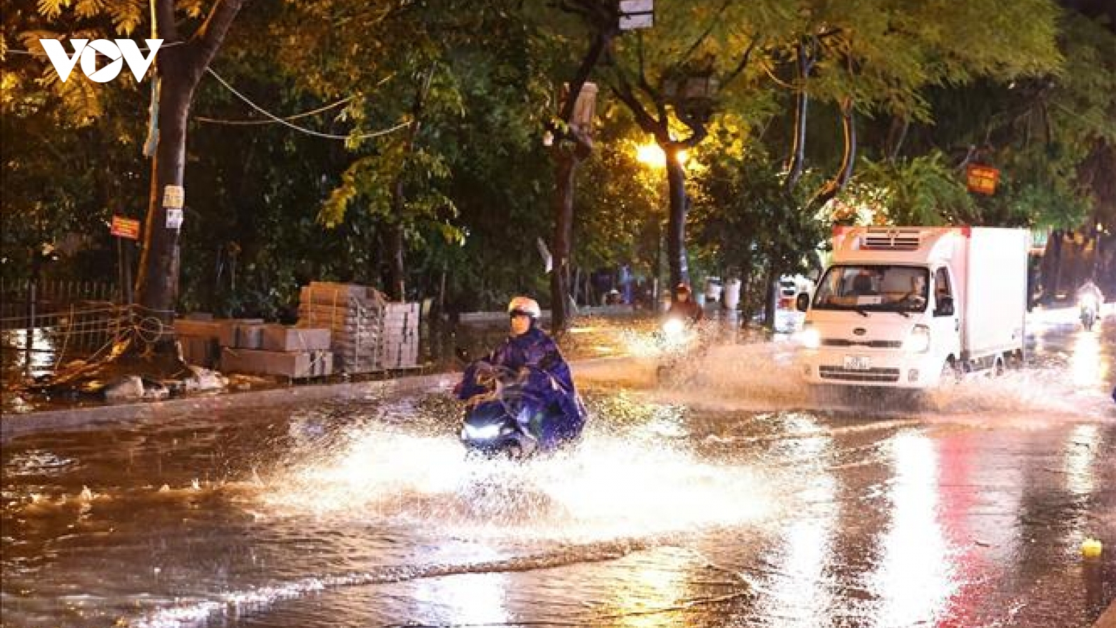 Mưa lớn kèm sấm sét liên tục, phố Hà Nội lại 'mênh mông' nước