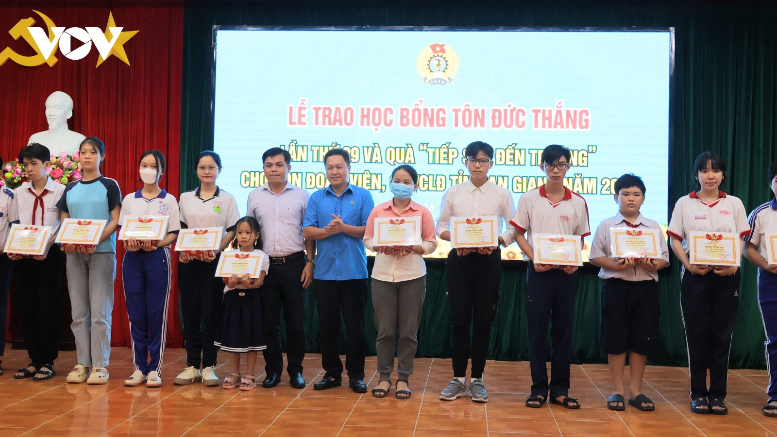 An Giang trao hơn 130 suất học bổng và quà tiếp bước đến trường