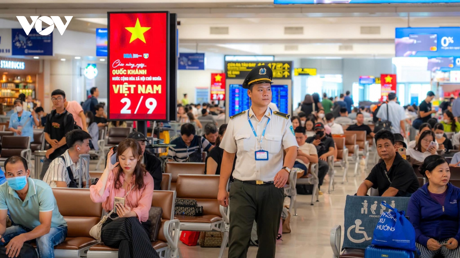 Sân bay Nội Bài đông nghẹt khách, đỏ rực màu Quốc kỳ dịp lễ 2/9