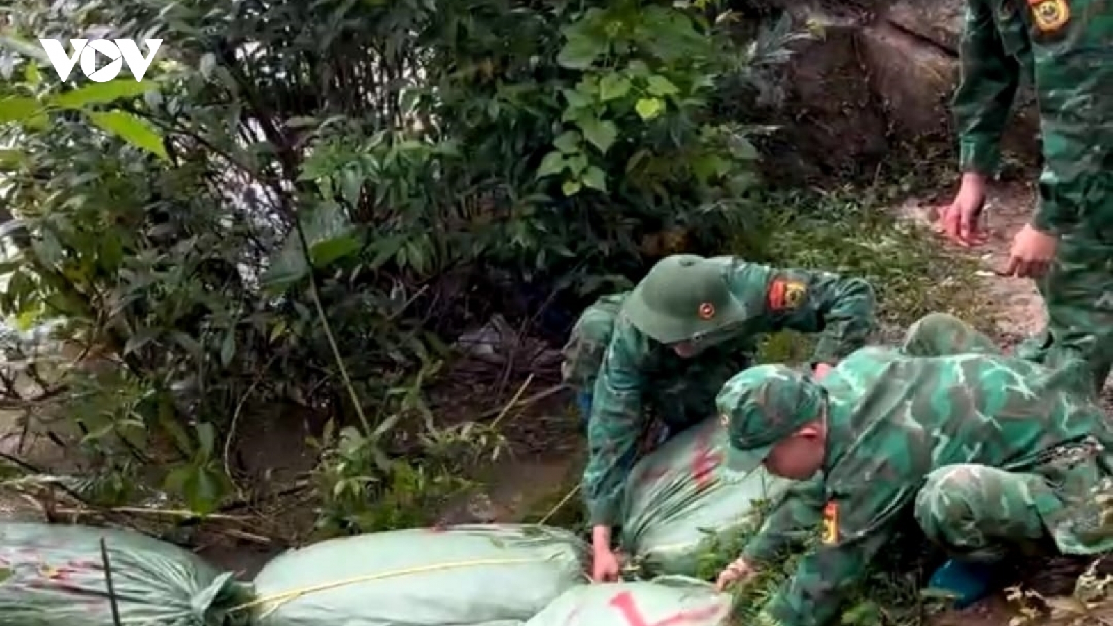 Ngăn chặn buôn lậu trên tuyến biên giới Cao Bằng