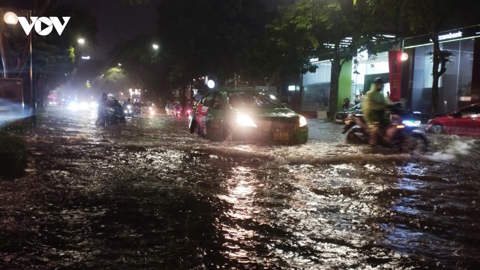 Mưa lớn vào giờ tan tầm, người Hà Nội bì bõm di chuyển trên đường