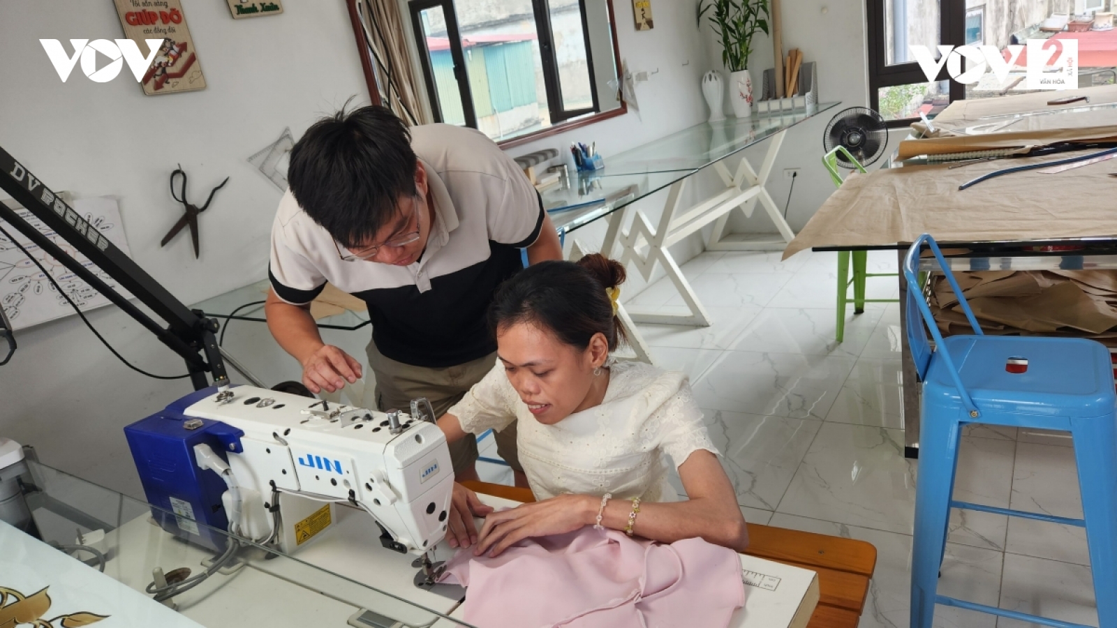 Những đường may tử tế giữa dòng đời chảy trôi