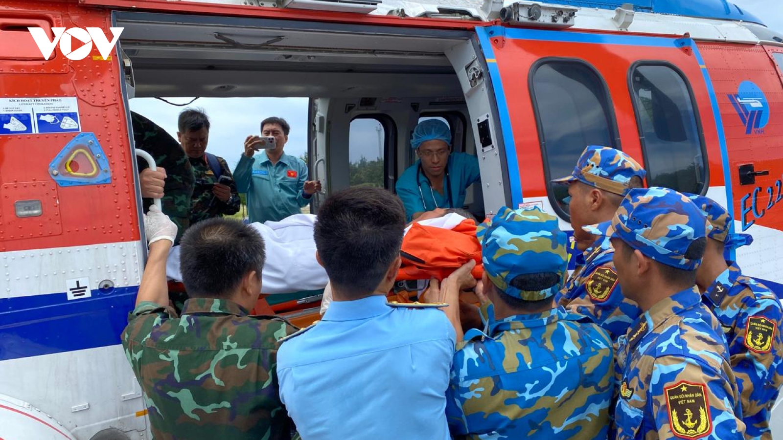 Trực thăng đưa ngư dân bị nạn từ đảo Trường Sa vào đất liền cấp cứu
