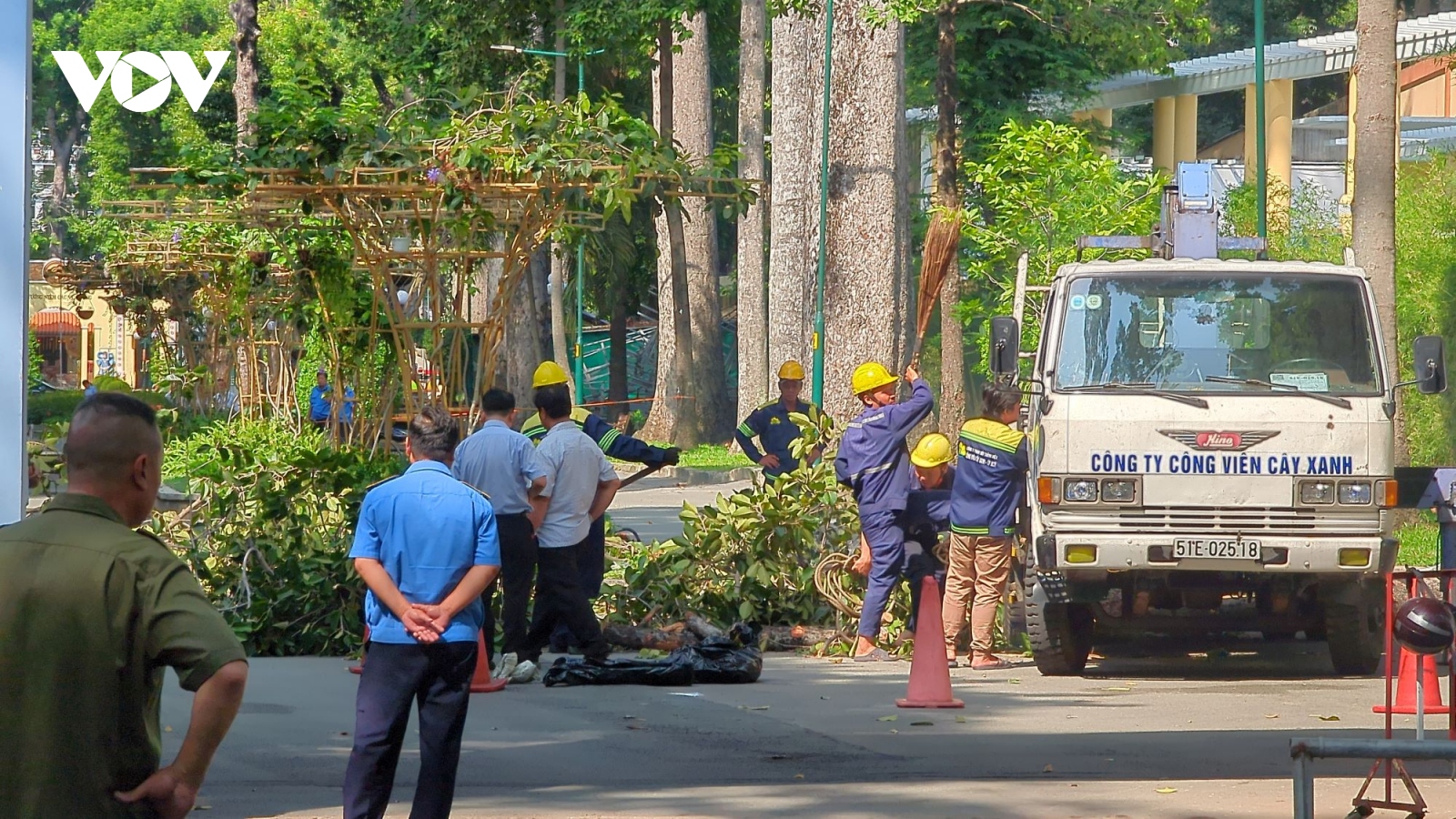 Nhánh cây lớn trong công viên Tao Đàn gãy rơi trúng nhiều người, khiến 2 người tử vong