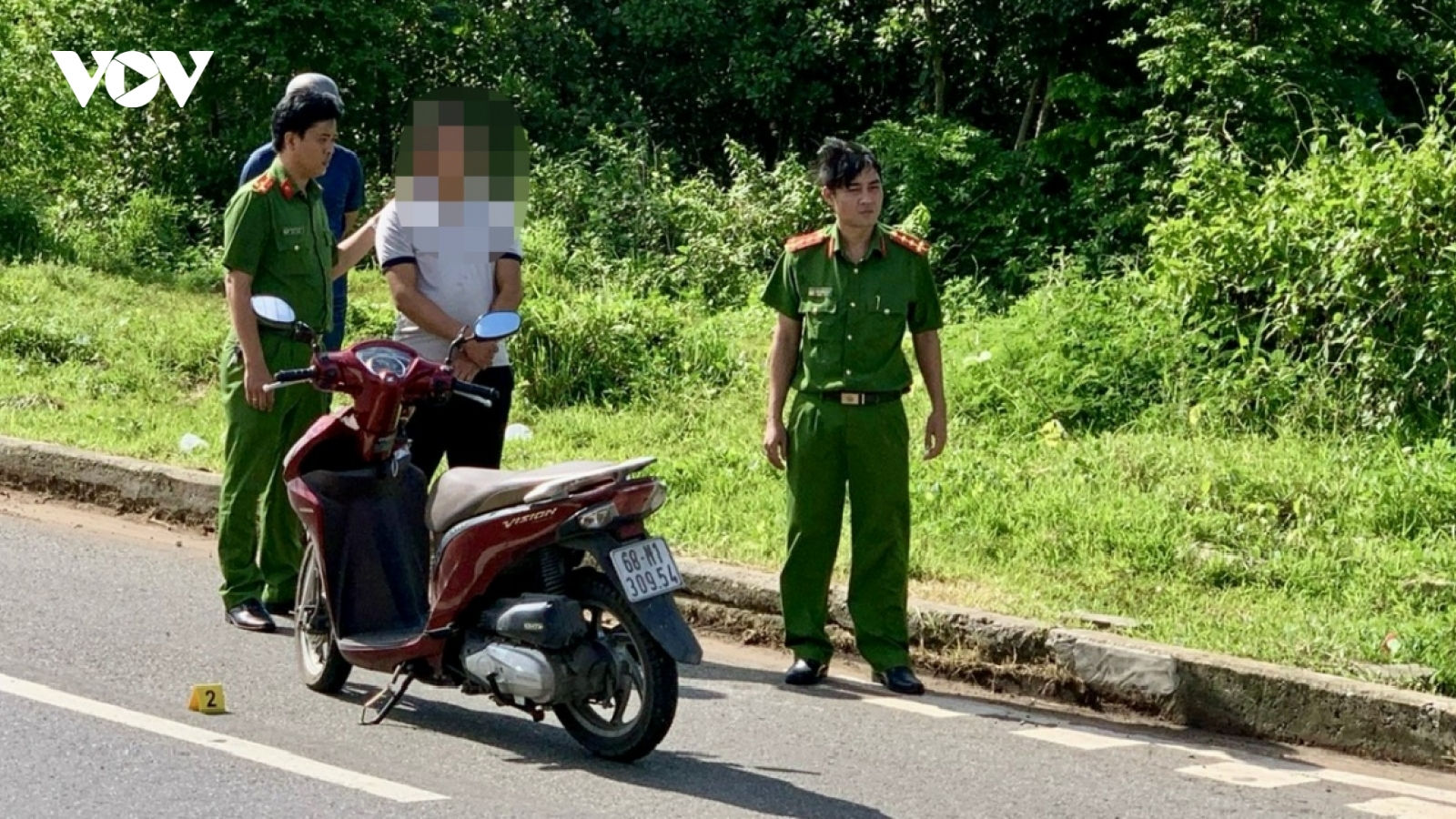 Nóng 24h: Tài xế xe tải chặn đường, cưỡng bức cô gái