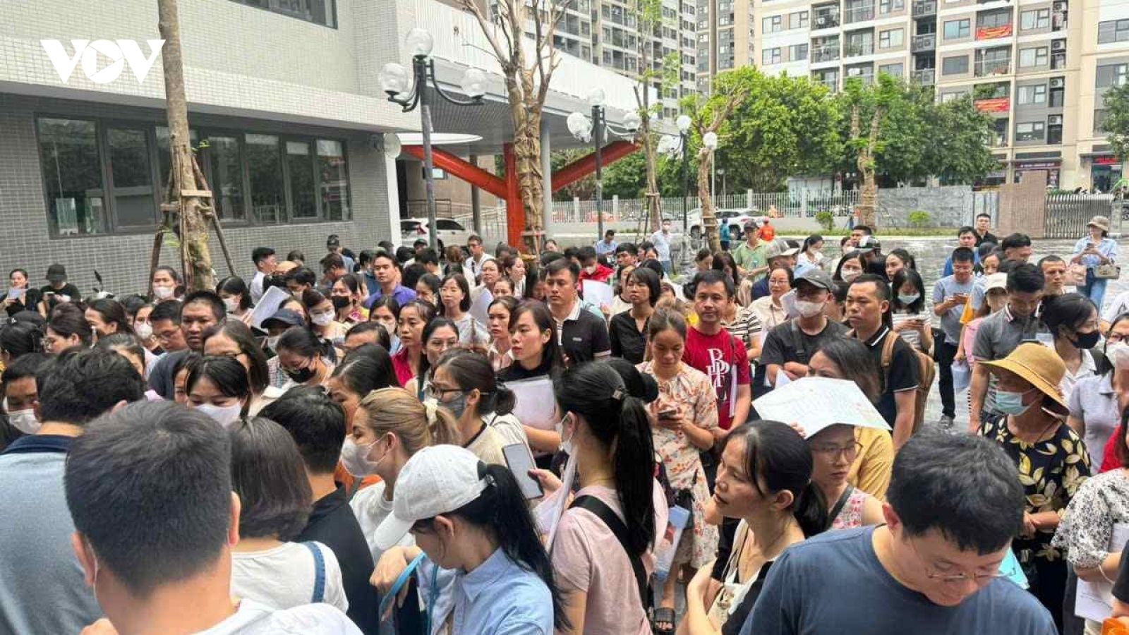 Vụ phụ huynh "vây" kín cổng trường: Sở GD-ĐT Hà Nội chỉ đạo khẩn