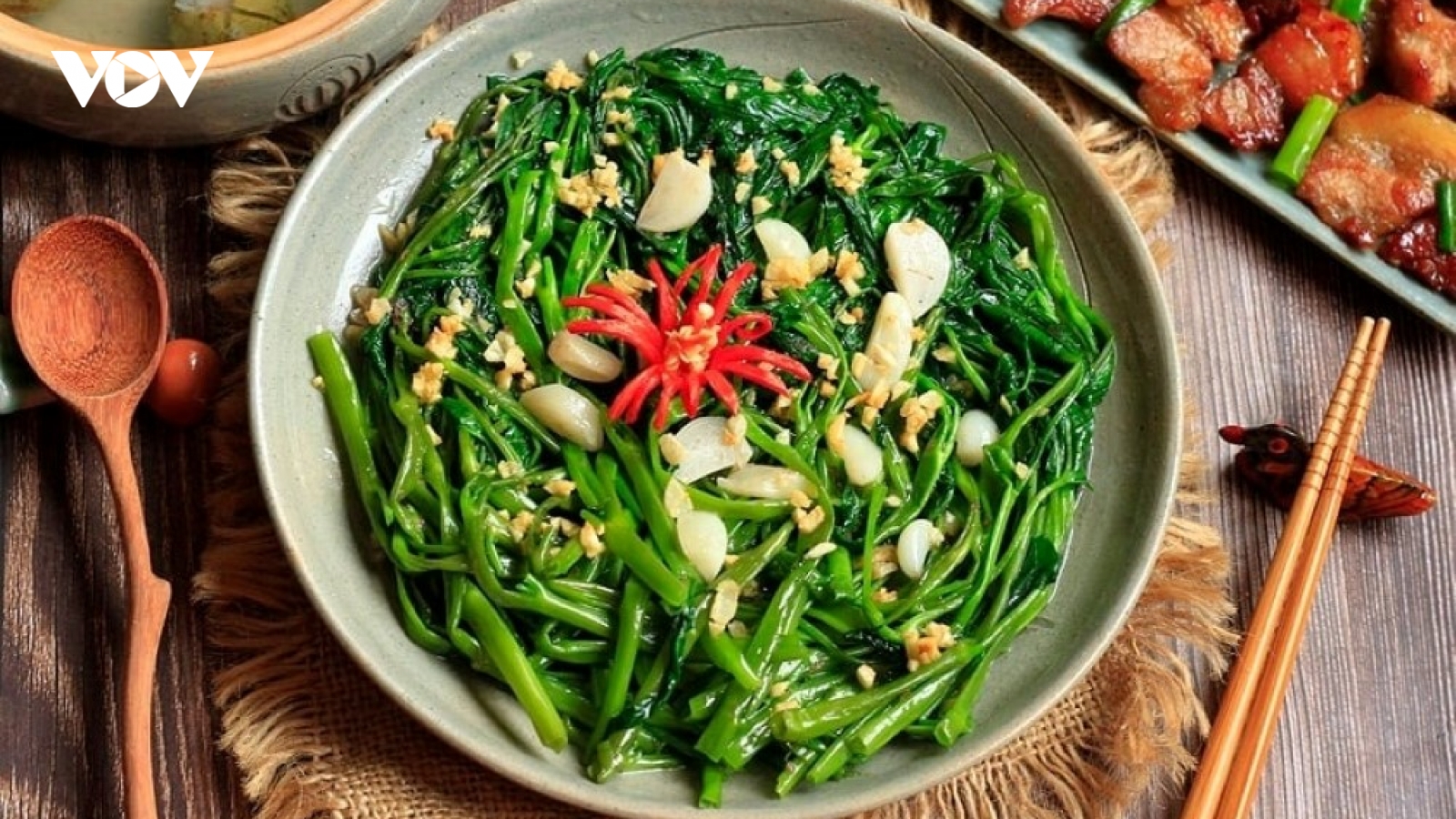 Không chỉ là món ngon thế giới, rau muống xào tỏi còn cực tốt cho nhóm người này