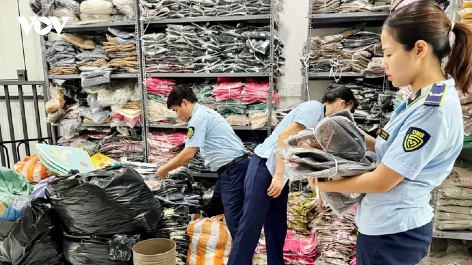 Xử phạt 52 triệu đồng một cơ sở ở Đà Nẵng kinh doanh quần áo nhập lậu