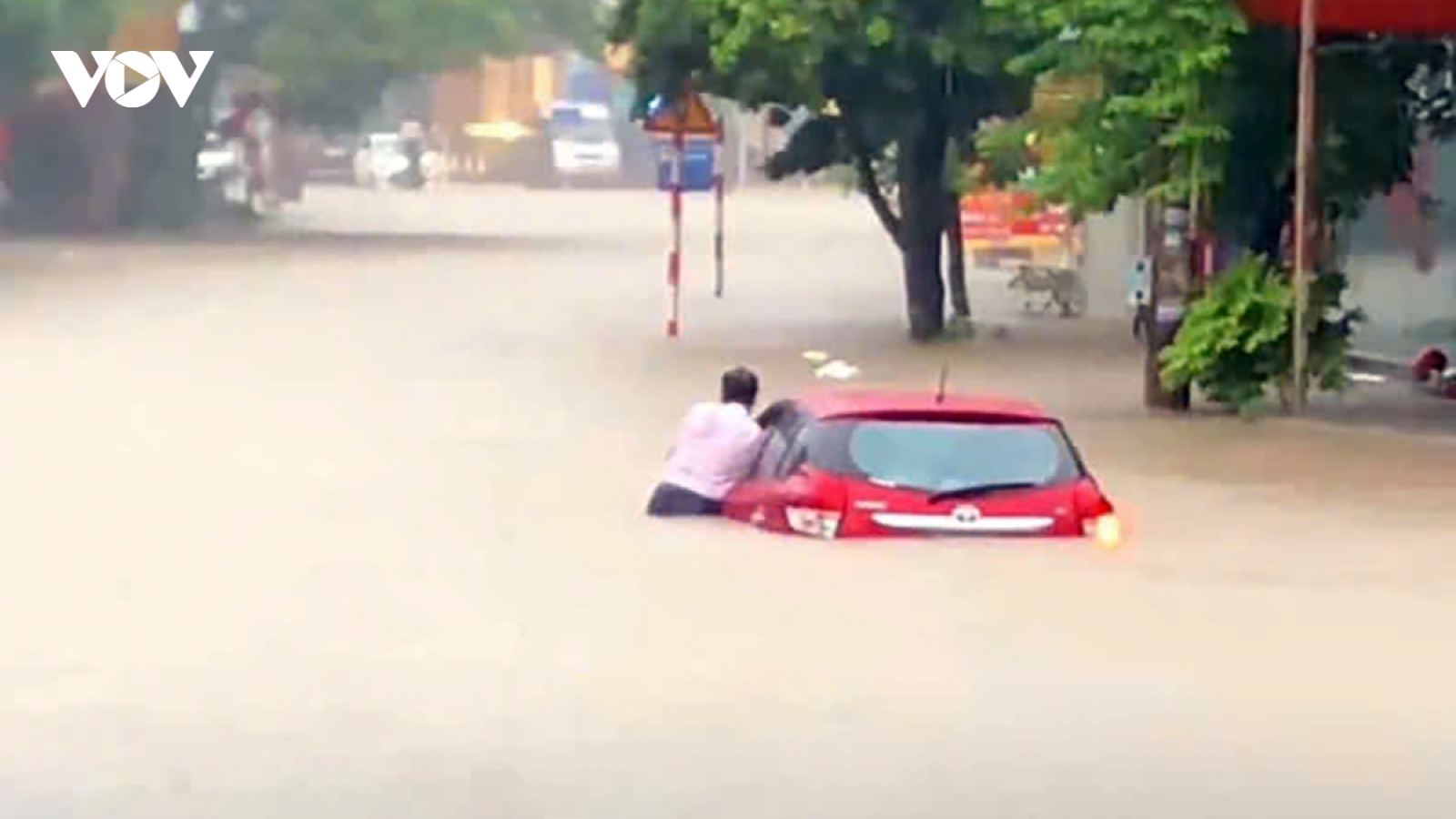 Mưa lớn kéo dài khiến nhiều nơi ở TP Thái Nguyên ngập sâu, giao thông ách tắc