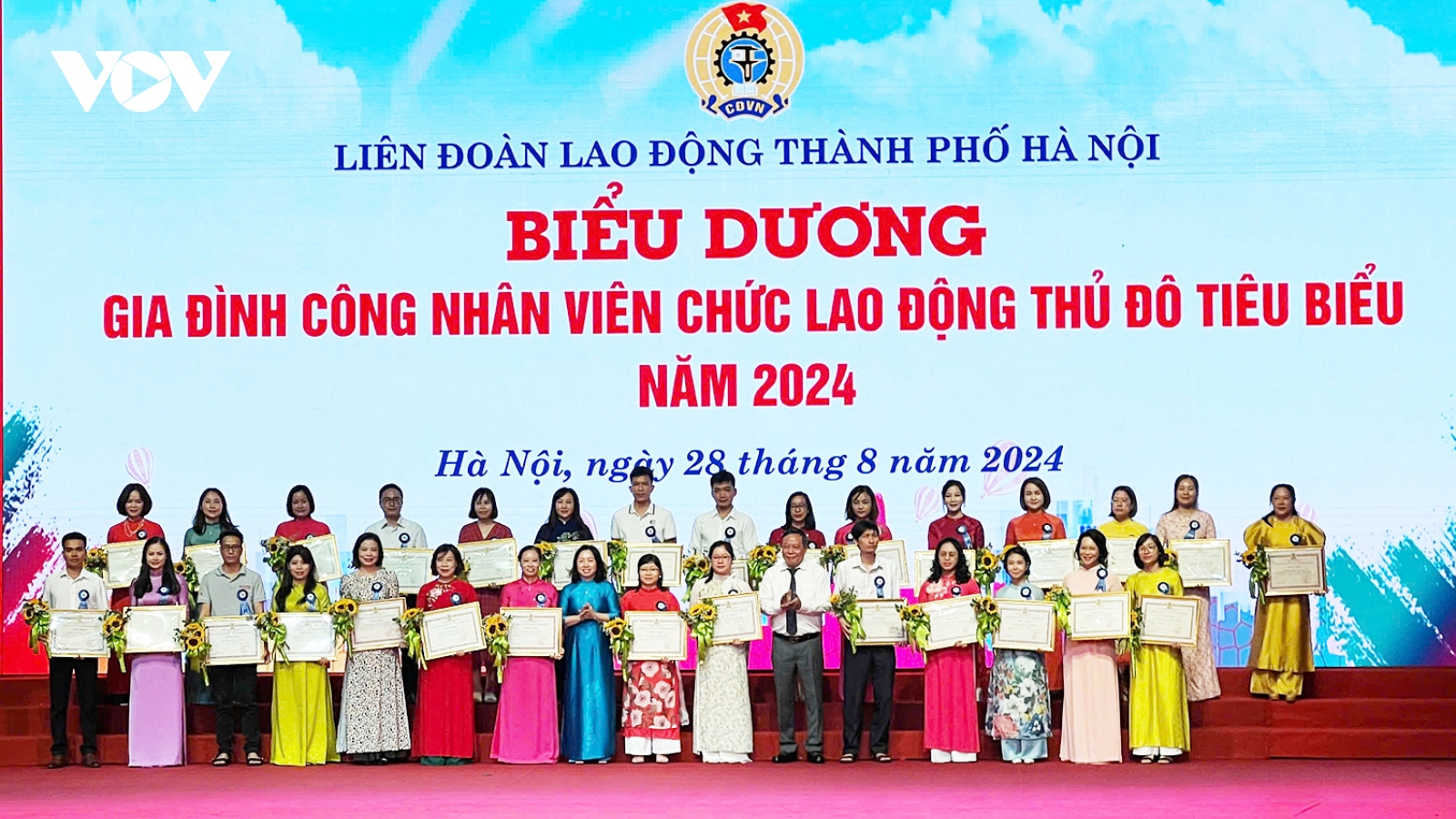 Hà Nội biểu dương gia đình công nhân viên chức, lao động tiêu biểu 2024