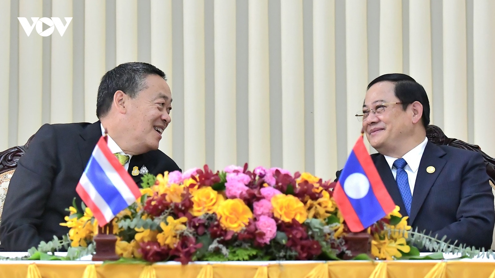 Thủ tướng Lào thăm Thái Lan, tăng cường quan hệ láng giềng hữu nghị và toàn diện