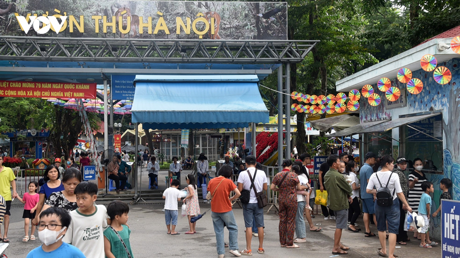 Vườn thú Hà Nội tấp nập khách tham quan dịp lễ Quốc khánh 2/9