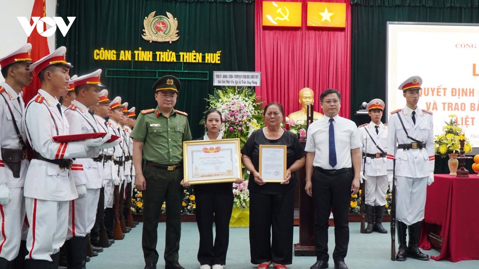 Trao bằng “Tổ quốc ghi công” cho thân nhân liệt sĩ Trần Duy Hùng