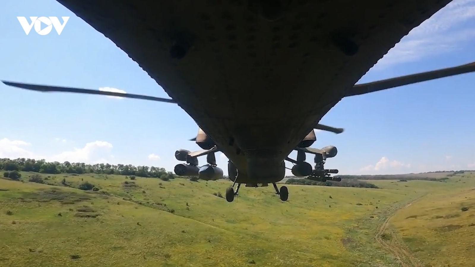 Trực thăng Nga nã tên lửa vào đội hình bộ binh, thiết giáp Ukraine tại Kursk