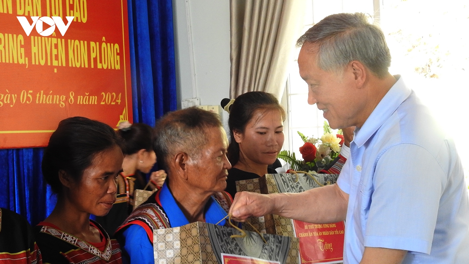 Ông Nguyễn Hòa Bình thăm hỏi người dân khu vực tâm chấn động đất huyện Kon Plông