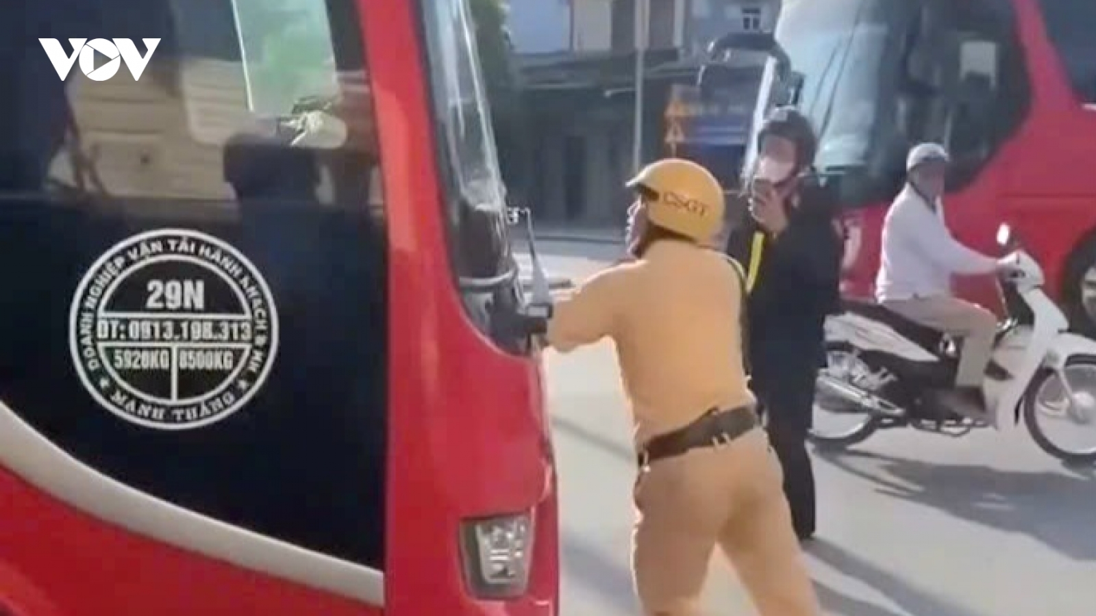 Vi phạm quy định giao thông, ô tô khách cố tình húc CSGT để "thông chốt"