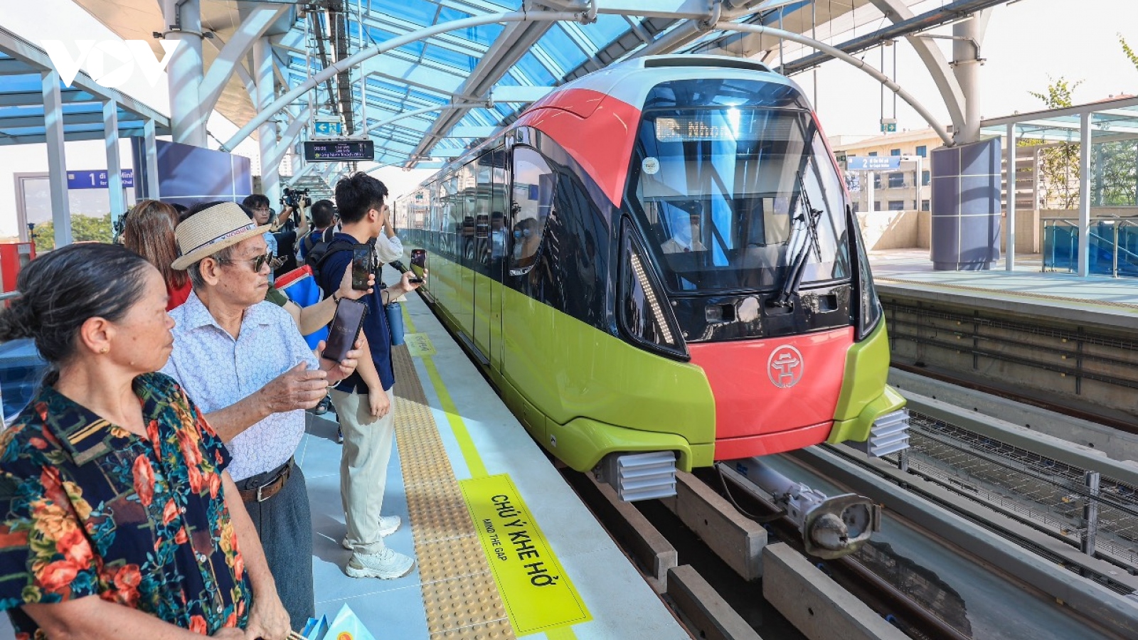 Người dân Thủ đô háo hức trải nghiệm miễn phí Metro Nhổn - Ga Hà Nội