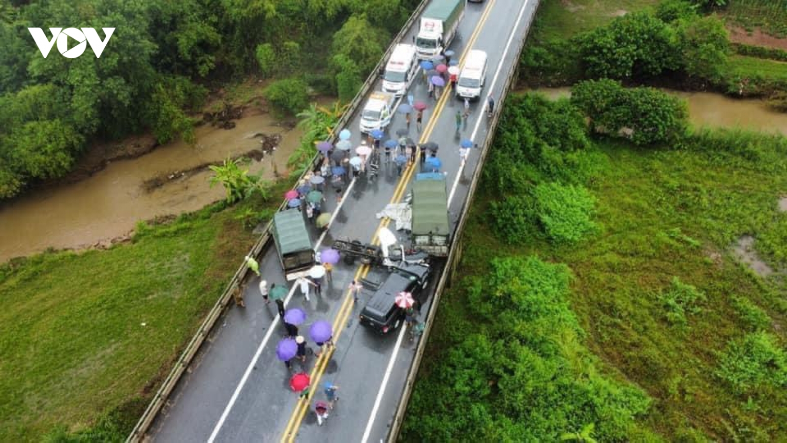 Tai nạn liên hoàn khiến 2 người thương vong trên cao tốc Nội Bài - Lào Cai