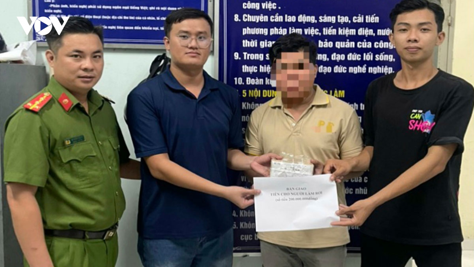 Hai thanh niên ở Bình Dương trả lại 200 triệu đồng cho người đánh rơi