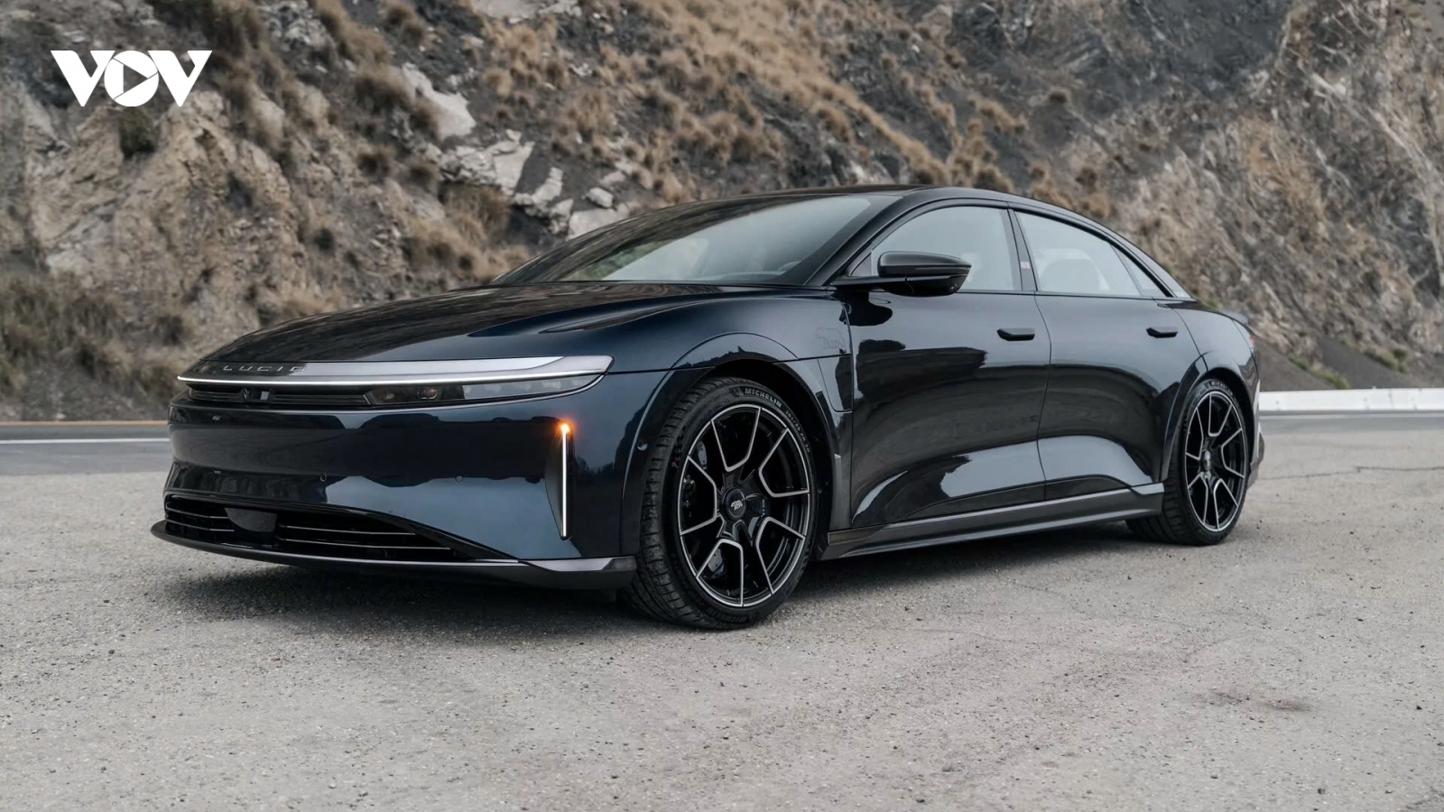 Mẫu xe bọc thép "nhanh nhất thế giới" Lucid Air Sapphire có gì đặc biệt?