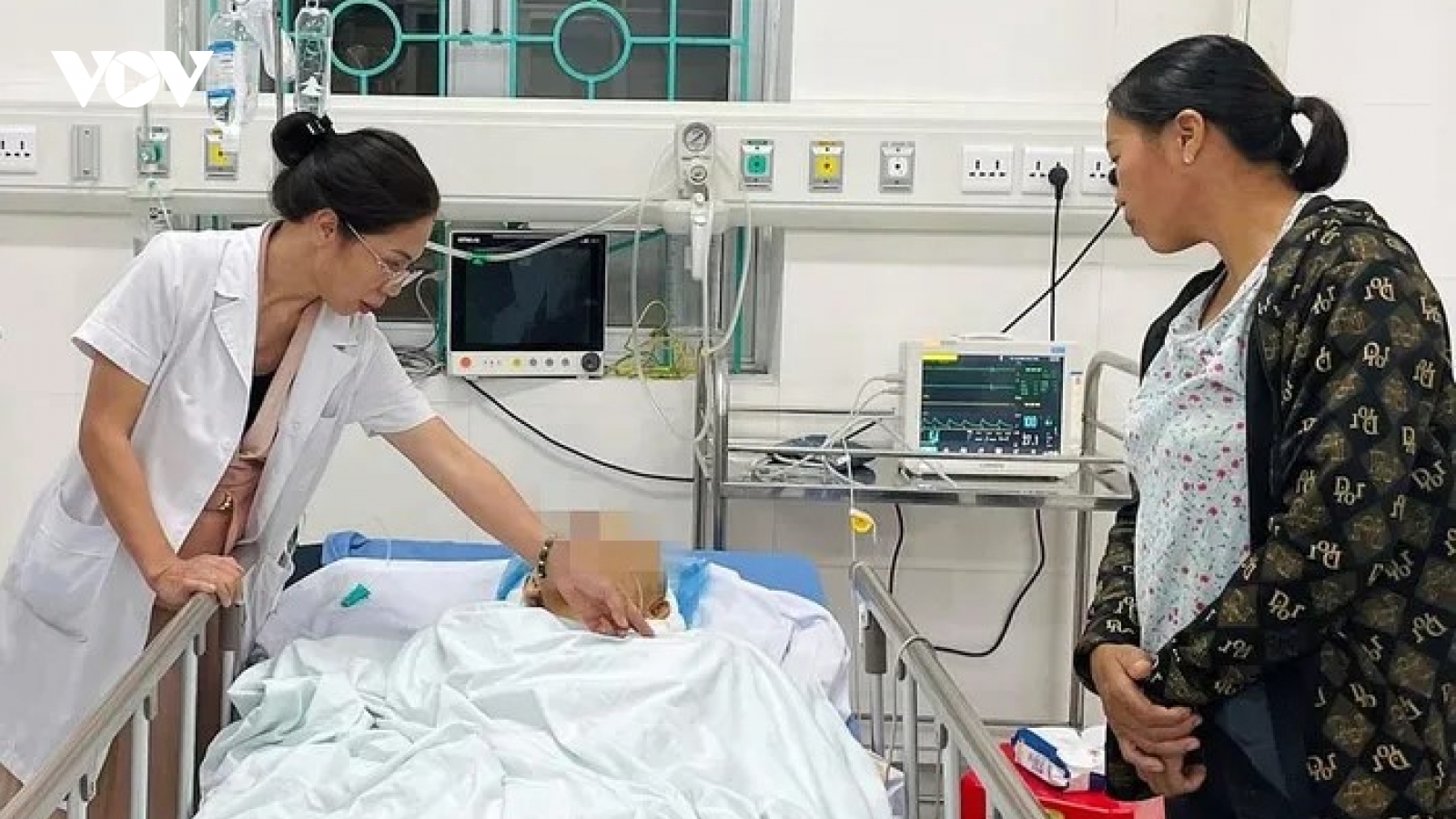 Vụ xe khách 16 chỗ bị vùi lấp ở Cao Bằng: Cứu được nạn nhân sống sót đầu tiên