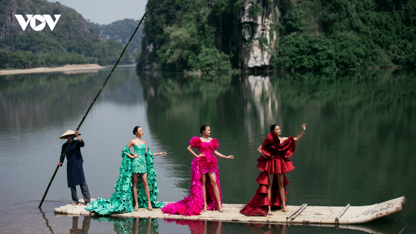 Dòng chảy văn hoá Việt trong BST FALL WINTER 2024 của NTK Lê Thanh Hòa