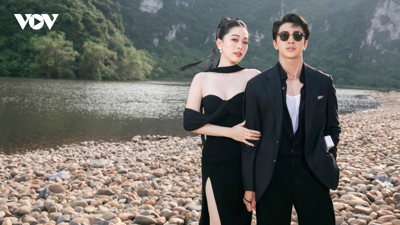 Vợ chồng Phương Nga - Bình An tình tứ đi dự show của NTK Lê Thanh Hòa