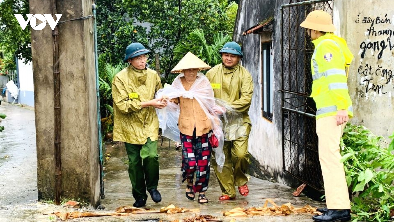 Hình ảnh lực lượng công an hỗ trợ người dân chống bão số 3 trên cả nước