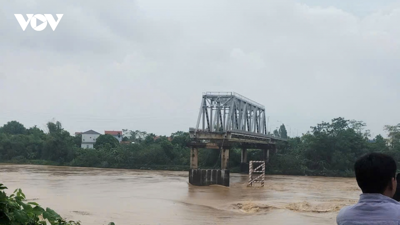 2 nhịp cầu Phong Châu, Phú Thọ bị sập xuống sông Hồng