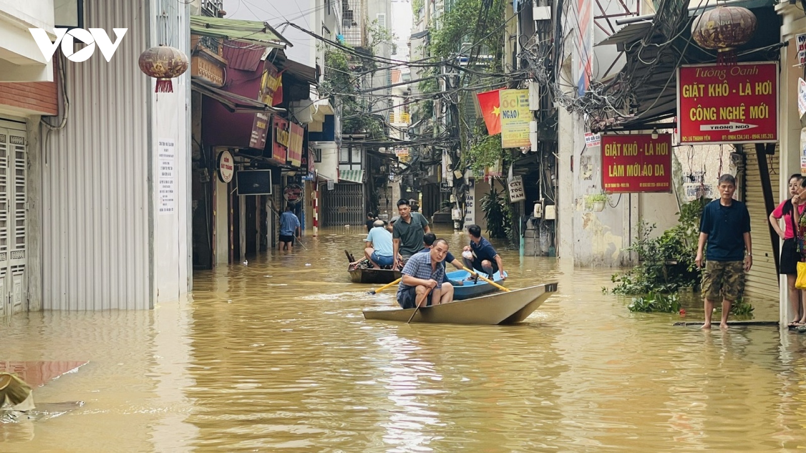 Người dân Hà Nội chèo thuyền trên nhiều ngõ phố gần sông Hồng