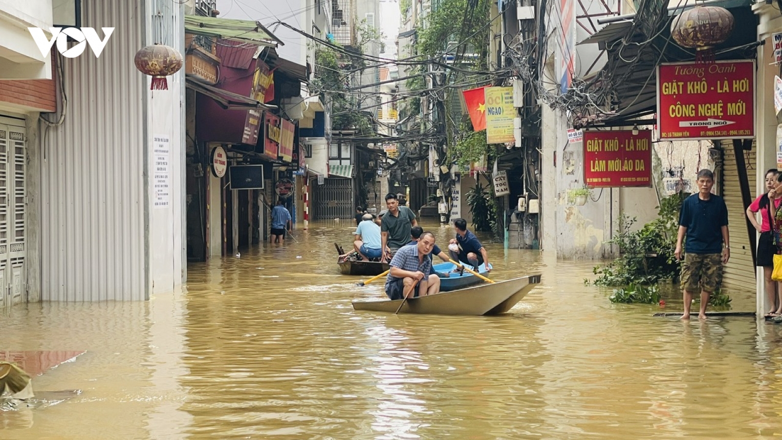 Người dân Hà Nội chèo thuyền trên nhiều ngõ phố gần sông Hồng