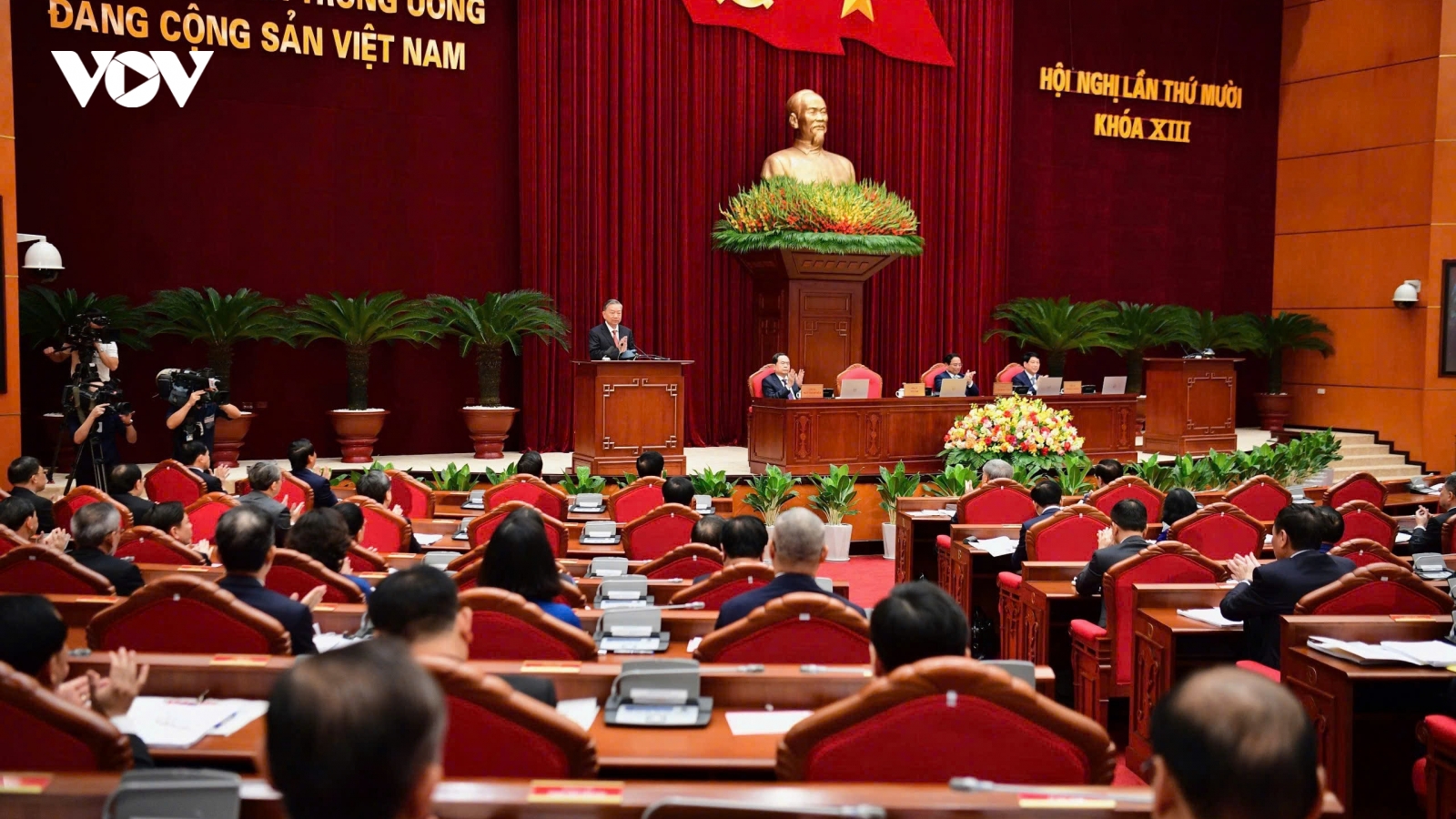 Thông cáo báo chí về ngày làm việc thứ nhất của Hội nghị Trung ương 10 khoá XIII