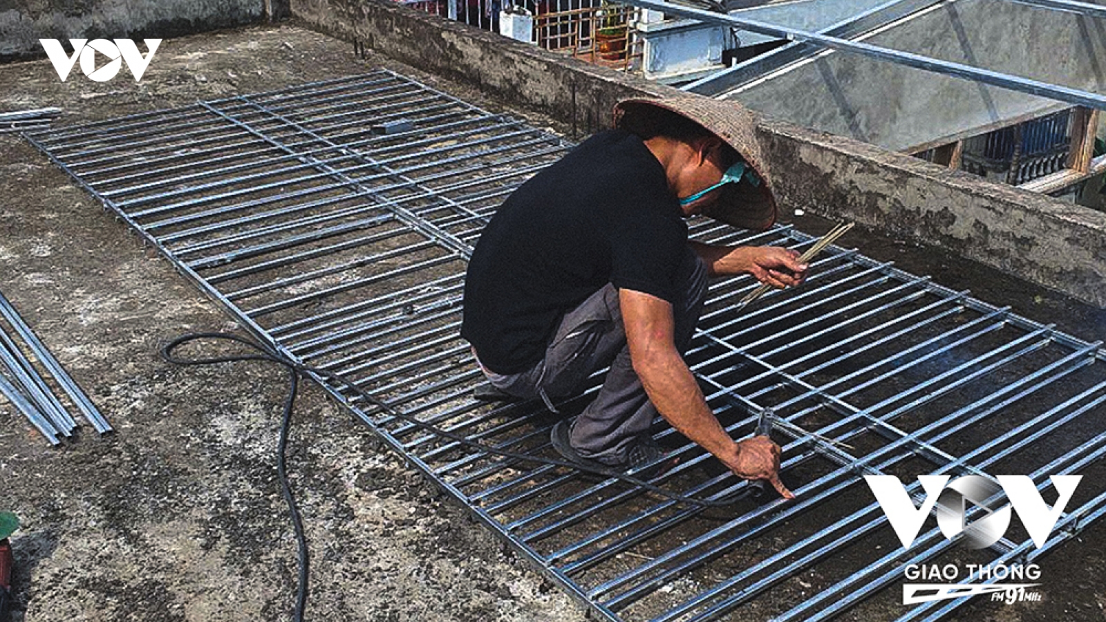 Nhiều đơn vị giảm giá thi công mái tôn sau bão số 3