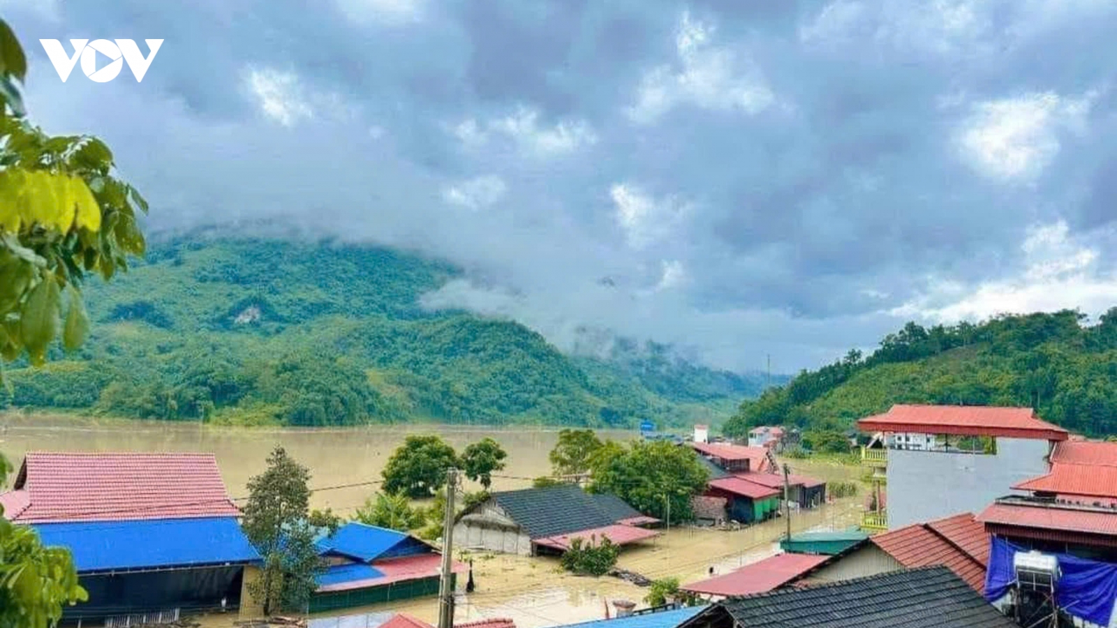 Gần 300 ngôi nhà vẫn ngập trong lũ ở Bắc Kạn
