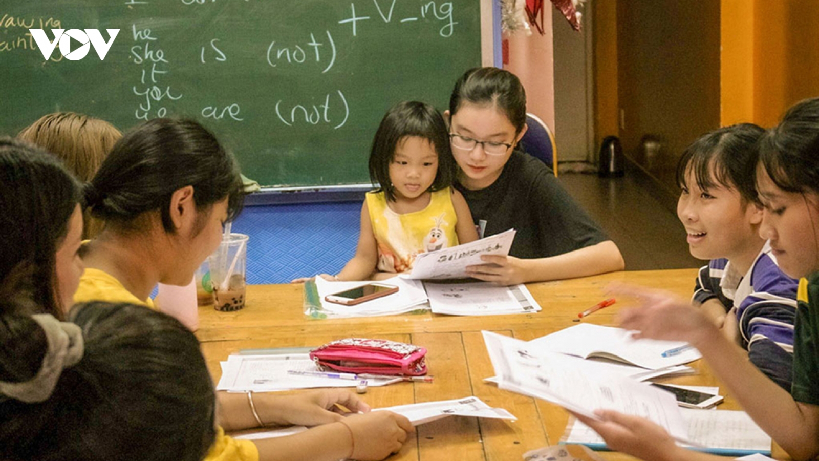Để tiếng Anh trở thành ngôn ngữ thứ hai trong trường học, trở ngại là gì?