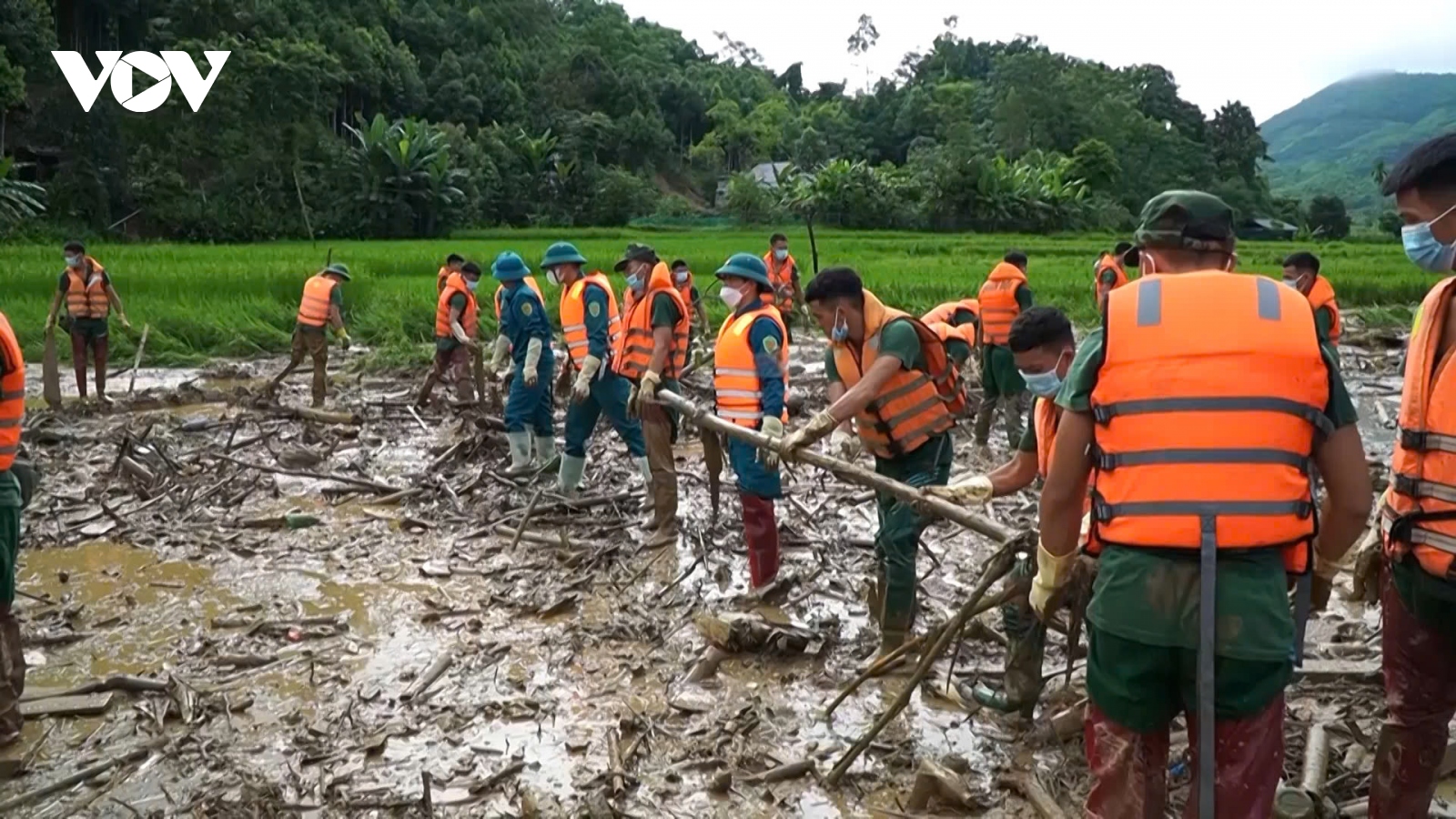 Lực lượng vũ trang dầm mình trong bùn đất tìm kiếm nạn nhân ở Làng Nủ