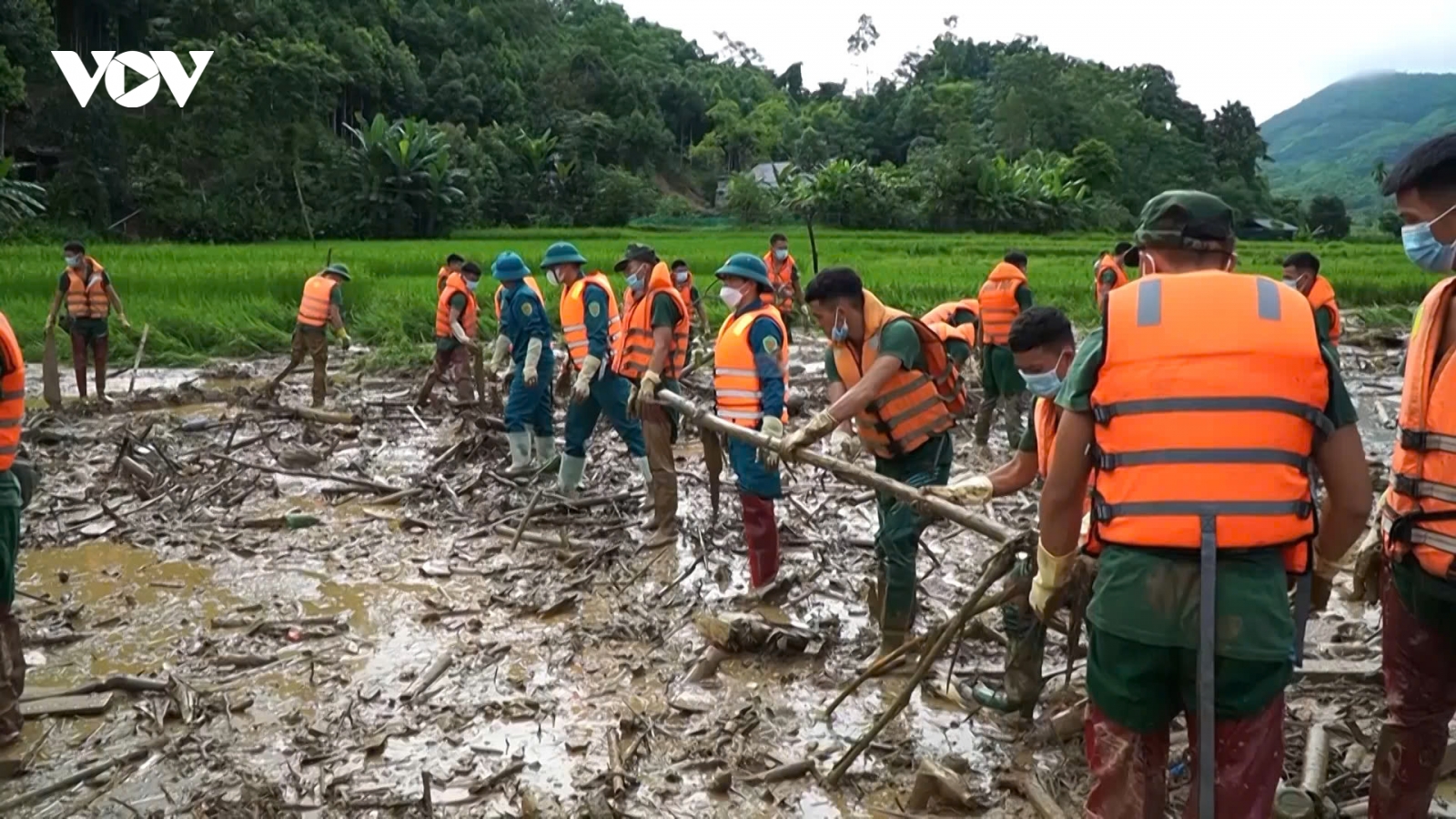 Lực lượng vũ trang dầm mình trong bùn đất tìm kiếm nạn nhân ở Làng Nủ