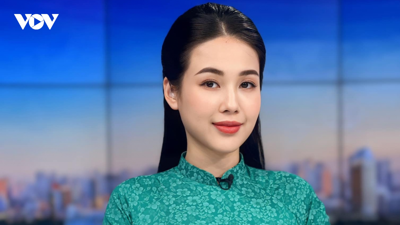 MC dẫn liveshow Duy Mạnh - Tuấn Hưng bị chê kém duyên