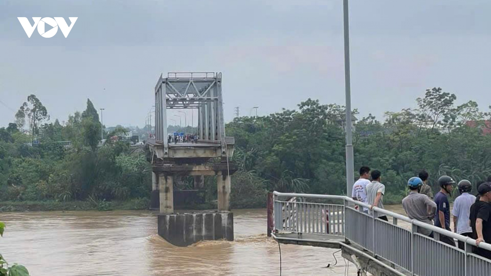 Khoảnh khắc cầu Phong Châu đổ sập kéo theo phương tiện rơi xuống sông